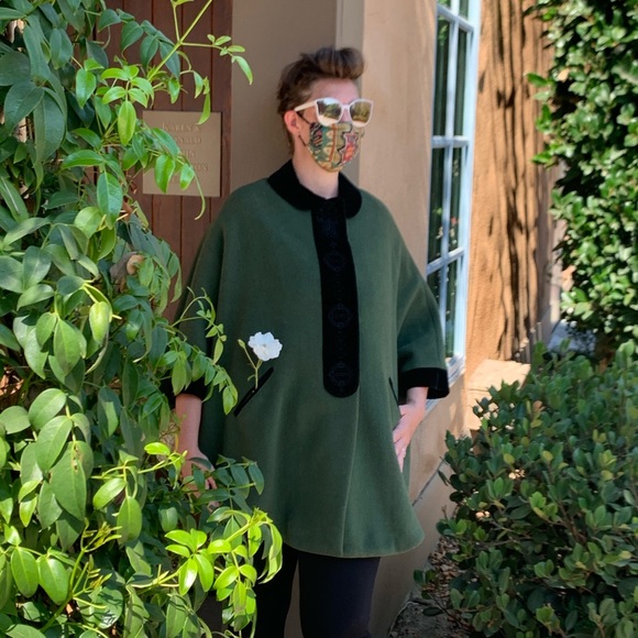 Vintage 50s Green Wool Cape with Velvet Trim - Picture 4 of 12